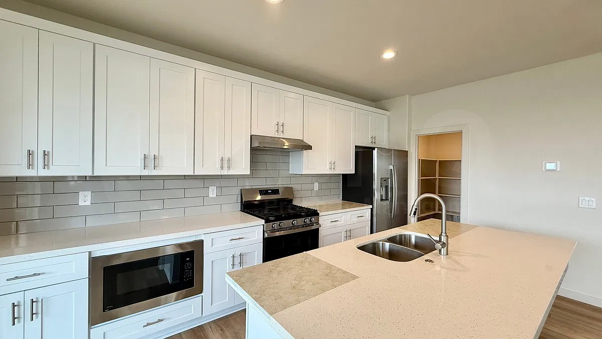 4 bed, 3.0 bath, 2401 sqft, $3,200 — Photo 3