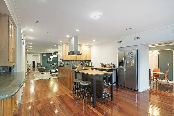 1st image of 224 E 83rd St #1