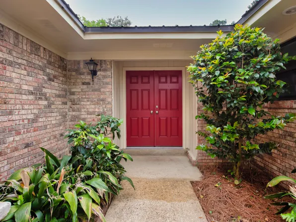 28 Hickory Ave, Shalimar, FL 32579