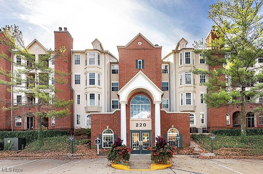 1st image of 220 Fox Hollow Dr APT 305