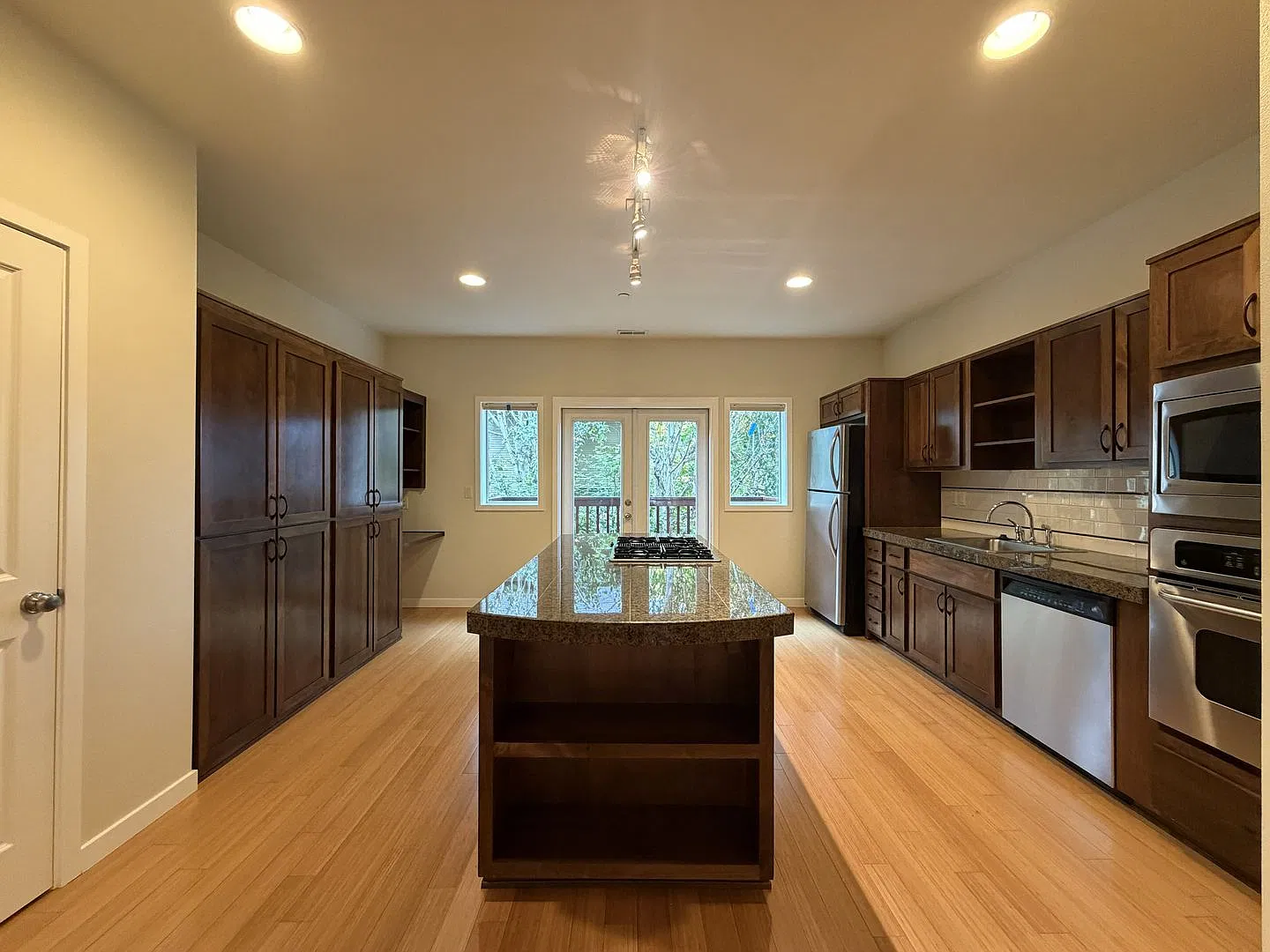 Beautiful Corbett Townhome with Brand New Carpet, Tandem Garage & Private Balcony! — Photo 4