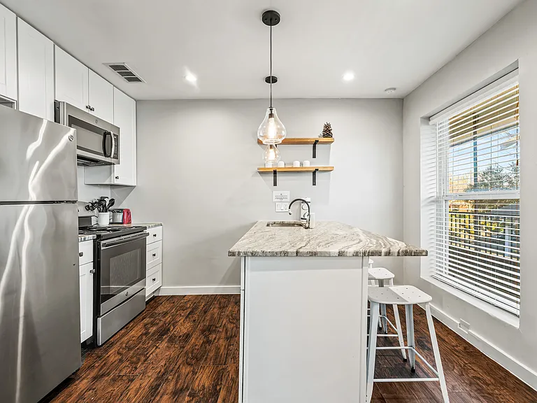 723 Glendale St — Photo 3