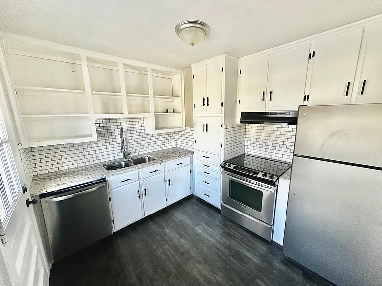 3415 Benard Ave — Photo 9