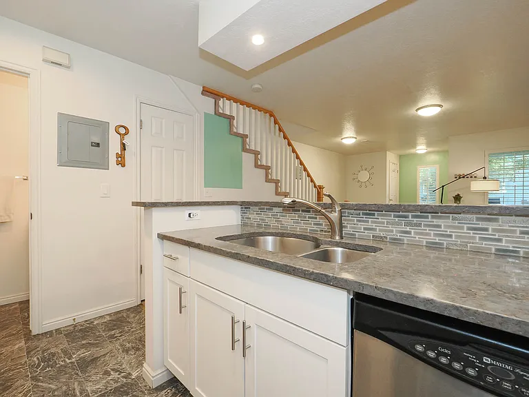 274 E Millpoint Pl — Photo 6