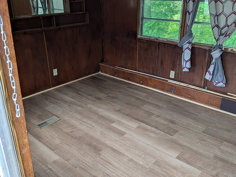 10493 Linndale Ave — Photo 1