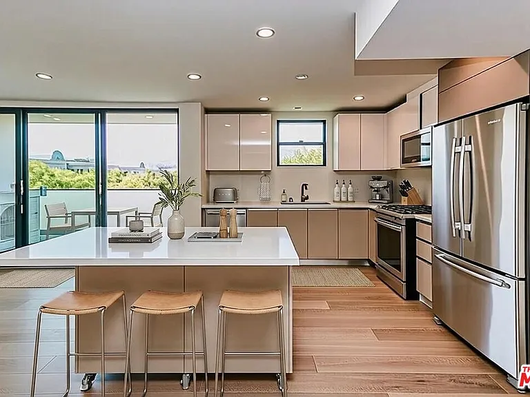 328 N Maple Dr #303 — Photo 1