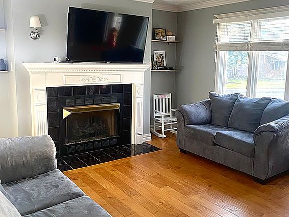 5th image of 325 James Ave