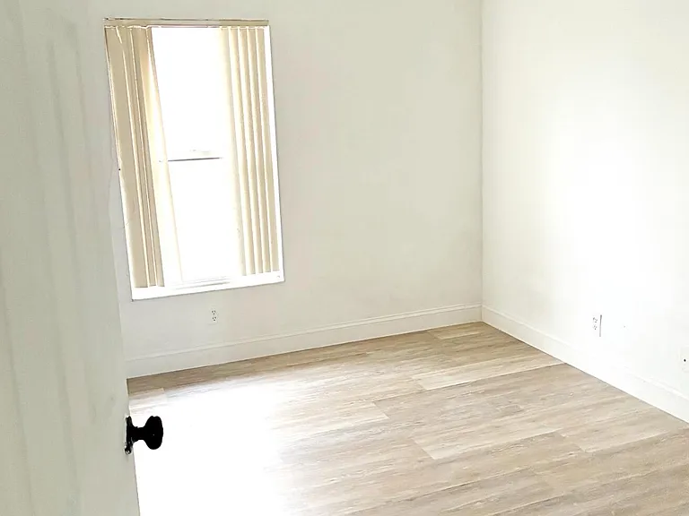 647 Latona Ave — Photo 16