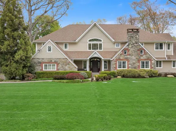 381 Pinewood Dr, Wyckoff, NJ 07481