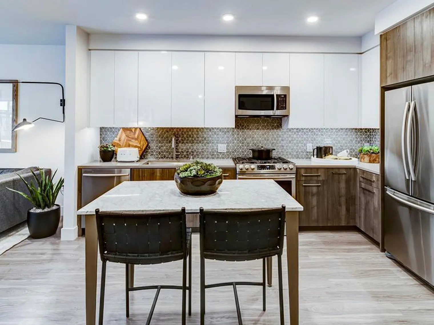 1 bed, 1.0 bath, 785 sqft, $7,676 — Photo 2