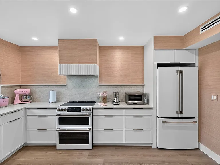 524 Live Oak Rd — Photo 12