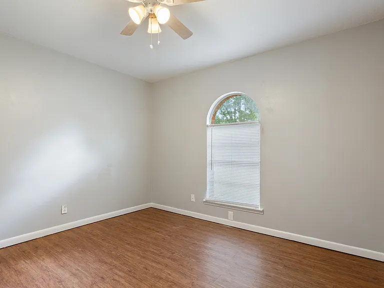 407 Crescent St — Photo 10