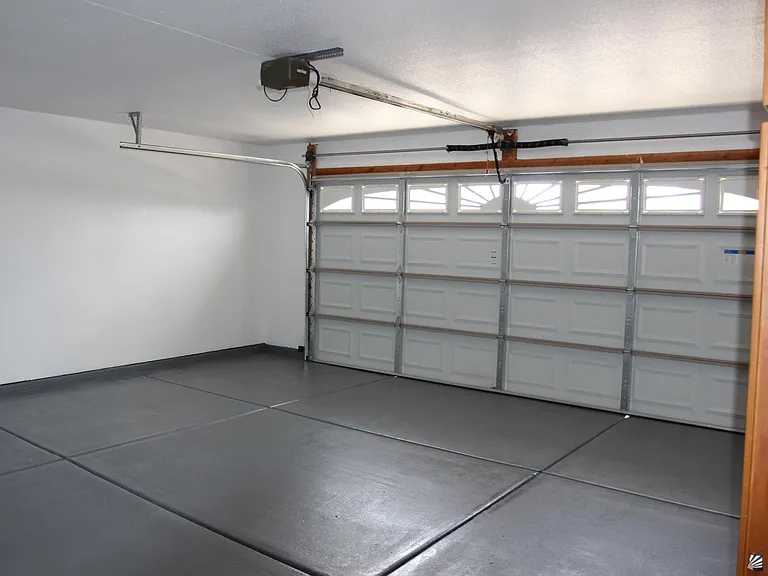 2090 S 44th Dr — Photo 7