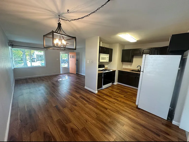 6824 Waveland Ave — Photo 4