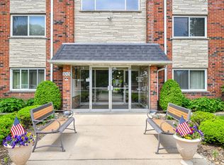 100 W Park Circle Dr APT 1E, Wheaton, IL 60187