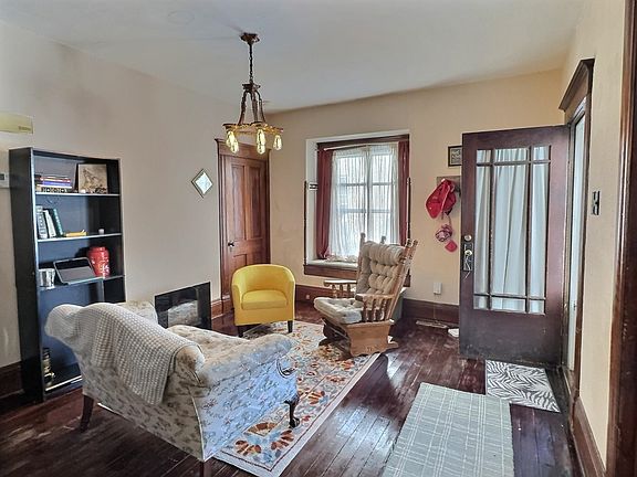 5th image of 211 Allison St