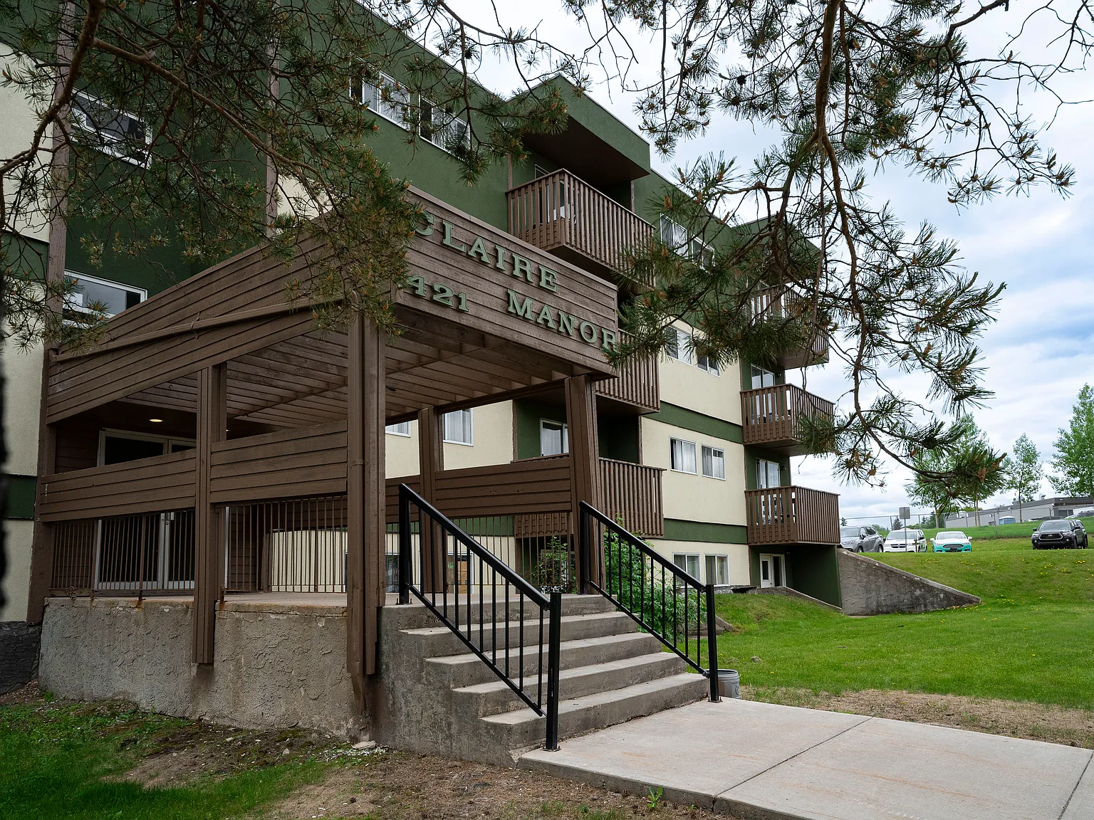 Claire Manor Apartments — Photo 2
