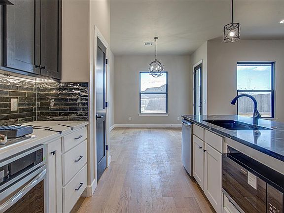 5th image of 1050 Colonial Ave