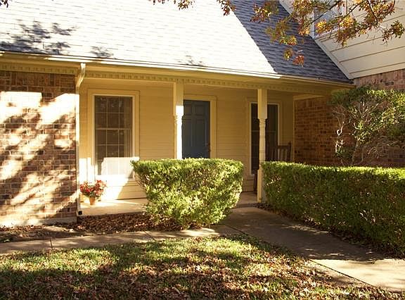 3rd image of 927 Thistle Green Ln
