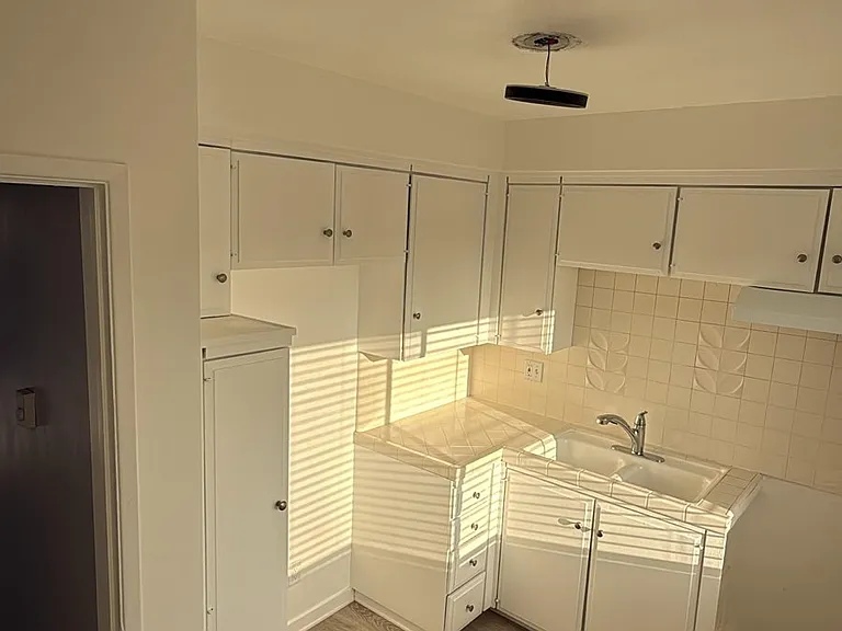850 Victor Ave — Photo 12