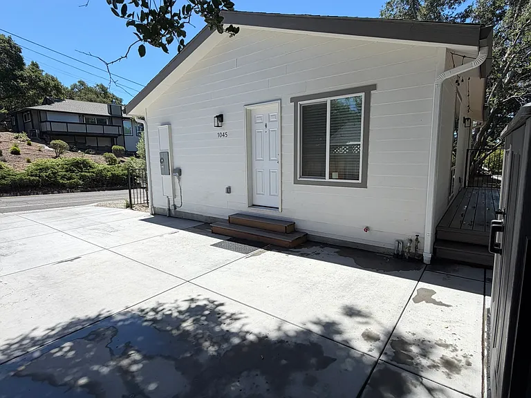 1045 East Ave — Photo 27