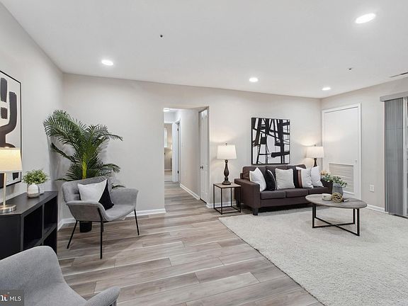 4th image of 32 Shaftsbury Ct Unit 32