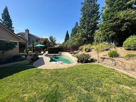2nd image of 484 Cerro Park Ct
