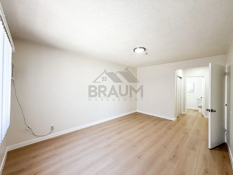 13129 OXNARD ST. — Photo 56