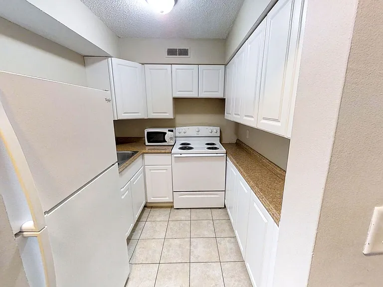 211 E Clark St #10 — Photo 9