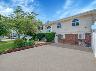 1 Mason Ct, Levittown, NY 11756