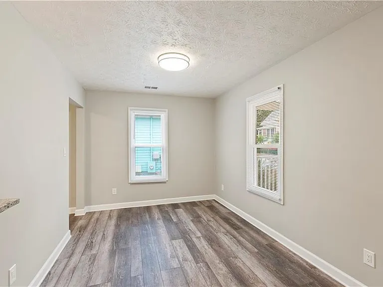 112 Tye St SE — Photo 9
