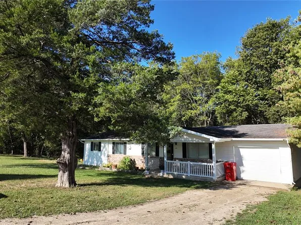 301 Roberts St, Iberia, MO 65486