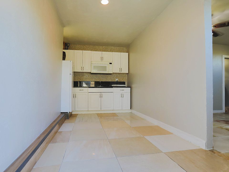 1st image of 907 Laredo Ave #C