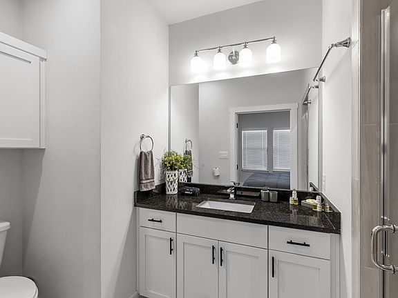 4th image of 930 S Eagle St #101