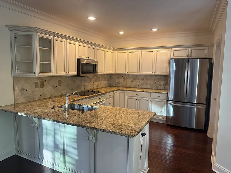 563 Gramercy Ln — Photo 3