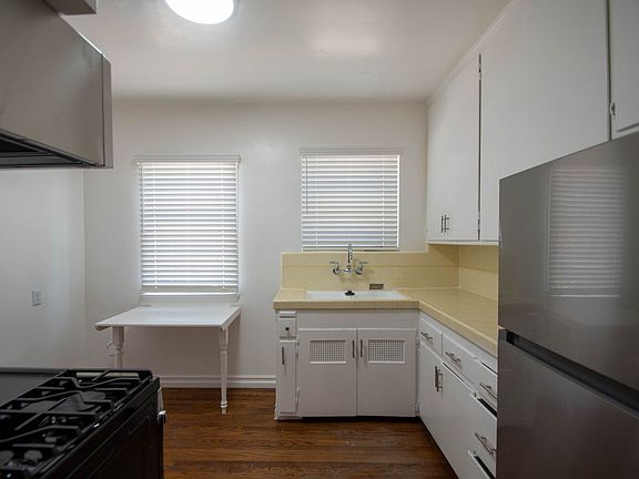 5th image of 10839 Moorpark St #39