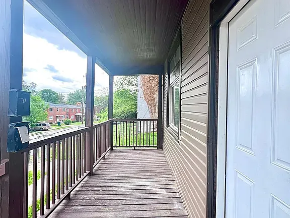 1027 Winfield Ave — Photo 3