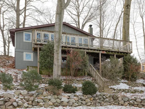 27032 Lake Dr, Lawton, MI 49065