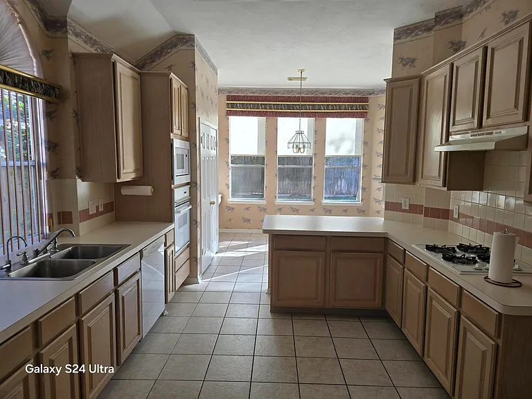 2727 Gregway Ln — Photo 3