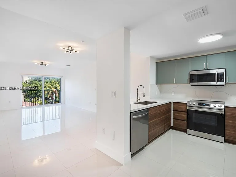 2280 SW 32nd Ave #201 — Photo 10