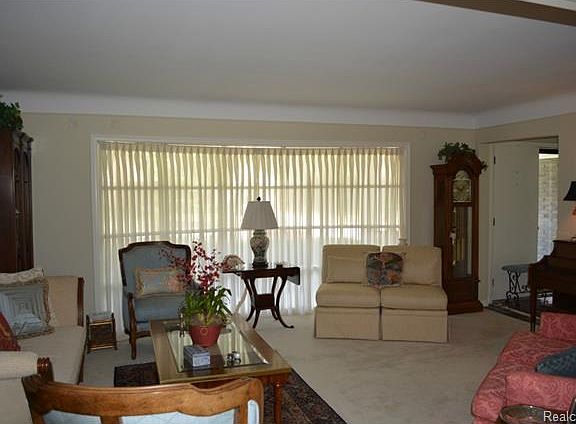 5th image of 719 N Brys Dr