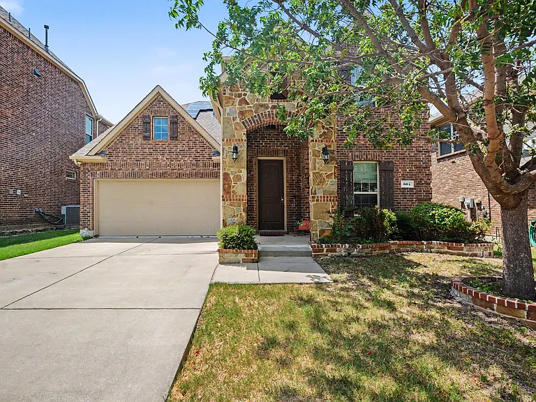 604 Darby Ln — Photo 3