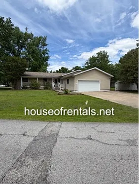1004 Mockingbird Ln — Photo 1