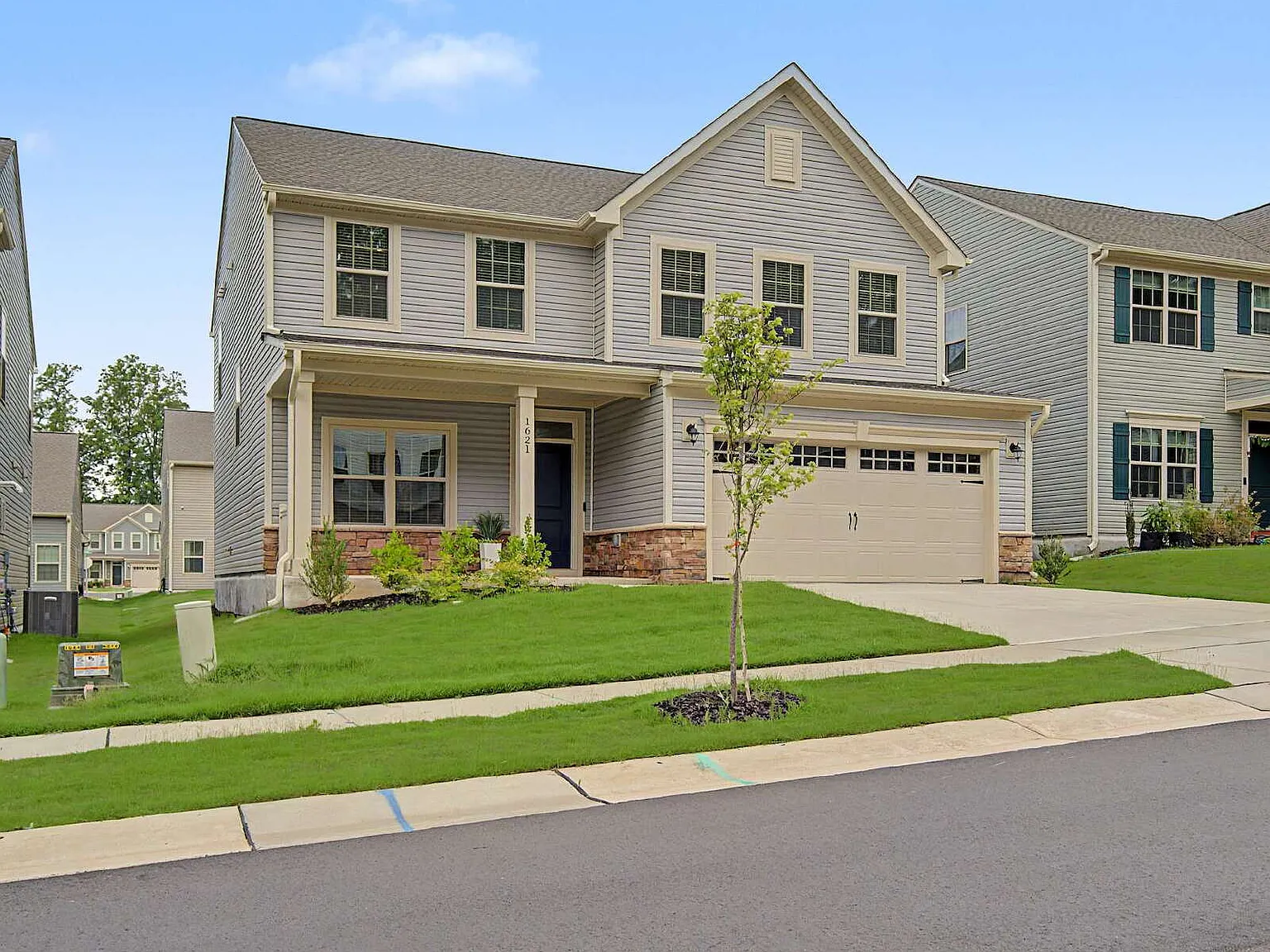 4 bed, 2.5 bath, 2464 sqft, $2,495 — Photo 3