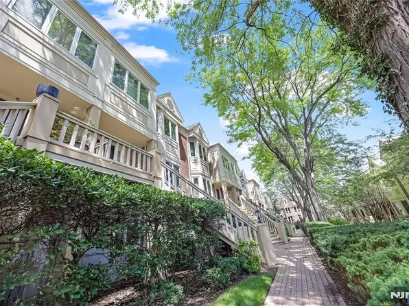 10 Lenox Ct, Fort Lee, NJ 07024
