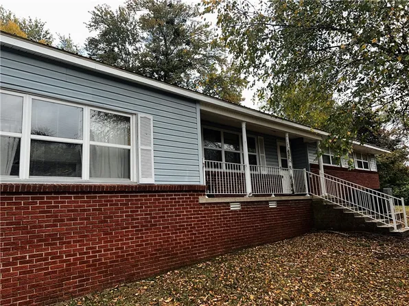 102 Northview Ave, Huntsville, AR 72740