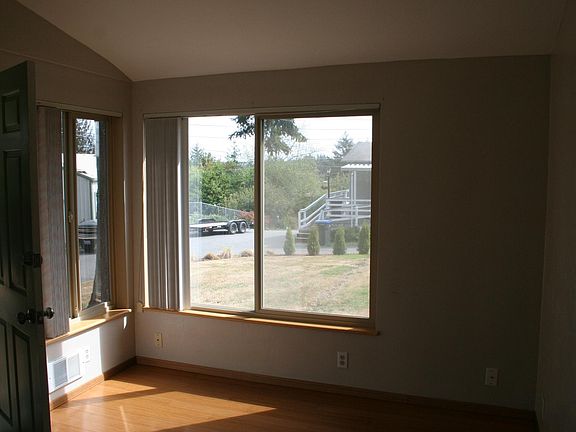 5th image of 127 Lilac Ln APT A