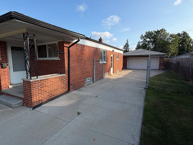 21523 Stephens St — Photo 3