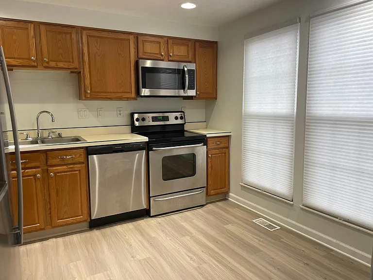 8049 Highfield Ct — Photo 2