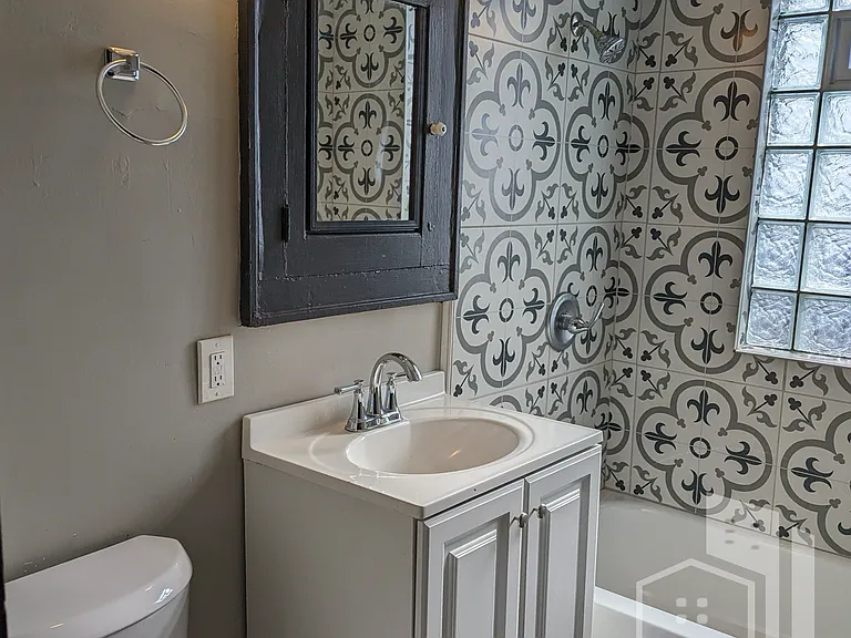 205 W Ring St #B — Photo 5